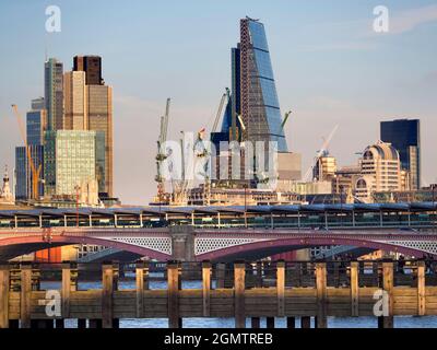 La City of London è un centro finanziario globale; il suo orizzonte è cambiato drasticamente negli ultimi anni. I londinesi hanno soprannominato molti dei nuovi sci Foto Stock