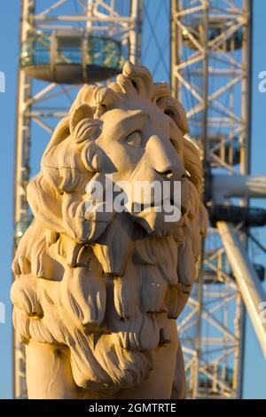 Londra, Inghilterra - 2012;all'estremità nord del Ponte di Westminster risiedono due magnifici leoni, realizzati in pietra artificiale di Coade. Fanno per un inte Foto Stock