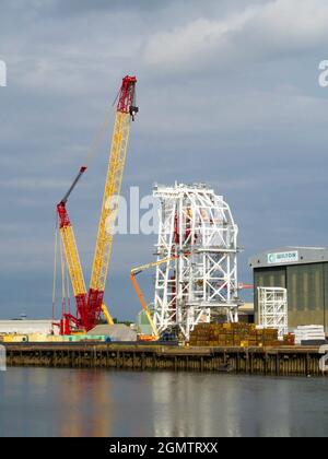 Grande gru mobile sul lato banchina della Wilton Group Fabrication Cortile con una struttura subacquea dipinta di bianco a Port Clarnce Sul fiume Tees Foto Stock