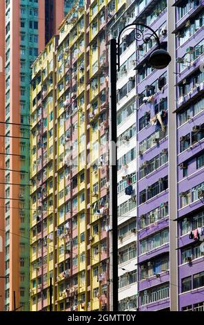 Kowloon, Hong Kong- 28 ottobre 2006 Hong Kong rimane una delle città più affollate della terra, ottenuta principalmente attraverso l'accatastamento dei lotti della gente sulla parte superiore Foto Stock