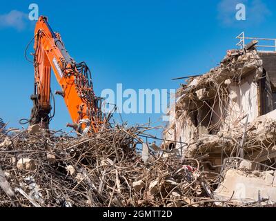 Oxford, Inghilterra - 23 Agosto 2019 Un edificio demolito in un cantiere in Norfolk Street, di fronte a Westgate in Oxford, Inghilterra. Caos ed e Foto Stock