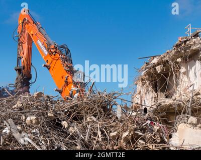 Oxford, Inghilterra - 23 Agosto 2019 Un edificio demolito in un cantiere in Norfolk Street, di fronte a Westgate in Oxford, Inghilterra. Caos ed e Foto Stock