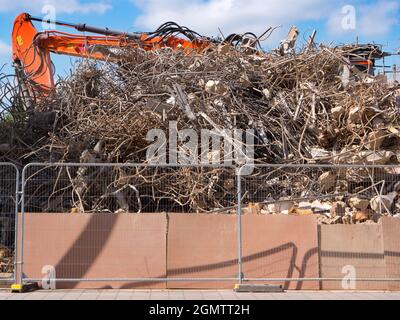 Oxford, Inghilterra - 23 Agosto 2019 Un edificio demolito in un cantiere in Norfolk Street, di fronte a Westgate in Oxford, Inghilterra. Caos ed e Foto Stock