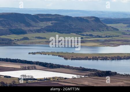 Guardando da Loch Leven a Benarty Hill da Bishop Hill, Fife, Scozia Foto Stock