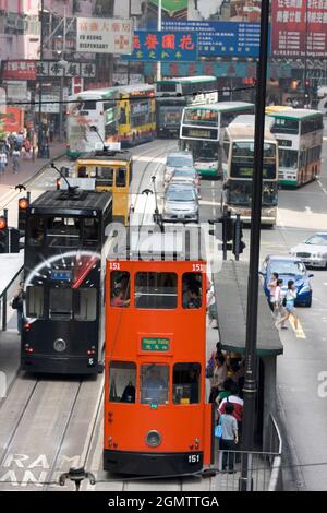 Hong Kong - 2006; anche dopo 110 anni di funzionamento, i vecchi tram di Hong Kong rimangono popolari - sono, dopo tutto, economici, efficienti, ecologicamente ven Foto Stock