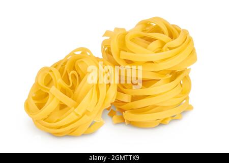 Tagliatelle grezze isolate su fondo bianco con percorso di ritaglio e piena profondità di campo Foto Stock