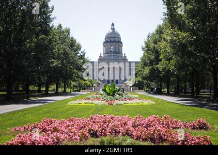 Fiori fioriscono di fronte al palazzo del Campidoglio del Kentucky il venerdì 30 agosto 2019 a Frankfort, contea di Franklin, Kentucky, USA. Progettato nello stile architettonico delle Beaux-Arts dall'architetto Frank Mills Andrews e costruito tra il 1905 e il 1909, l'edificio del Campidoglio del Kentucky ospita tutte e tre le filiali del governo dello stato: esecutivo (ufficio del governatore), legislativo (Assemblea Generale del Kentucky) e giudiziario (Corte Suprema del Kentucky). (Apex MediaWire foto di Joel Wolford) Foto Stock