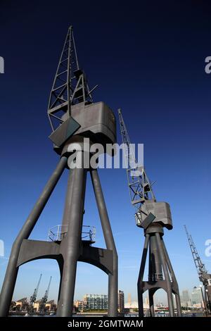 Londra, Inghilterra - 23 maggio 2009 Londra era il più grande porto della terra. Ora le gru sono silenziose. Qui ai Royal Victoria Docks, hanno ape Foto Stock