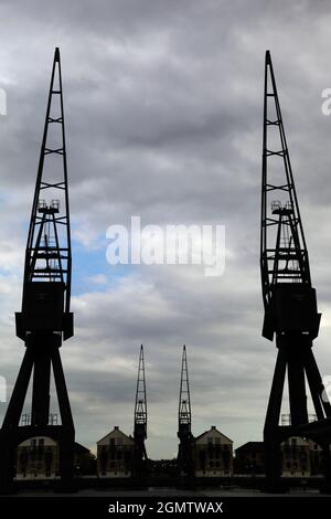 Londra, Inghilterra - 23 maggio 2009 Londra era il più grande porto della terra. Ora le gru sono silenziose. Qui ai Royal Victoria Docks, hanno ape Foto Stock