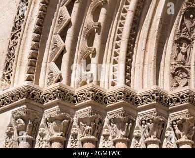 Salamanca, Spagna - 23 giugno 2013 - nessuna gente in vista. Particolare di intagli sopra l'arco di ingresso principale della Cattedrale di Salamanca in Spagna. Salamanca è un Foto Stock