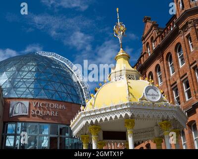 Belfast, Irlanda del Nord - 11 Giugno 2017 contrasti architettonici a Belfast. La moderna cupola di vetro appartiene al Victoria Centre, un moderno centro commerciale. Foto Stock