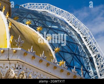 Contrasti architettonici a Belfast. La moderna cupola di vetro appartiene al Victoria Centre, un moderno centro commerciale. Ma la cupola più ornata con le stelle belon Foto Stock