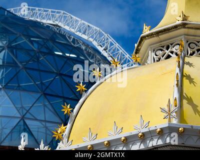 Contrasti architettonici a Belfast. La moderna cupola di vetro appartiene al Victoria Centre, un moderno centro commerciale. Ma la cupola più ornata con le stelle belon Foto Stock