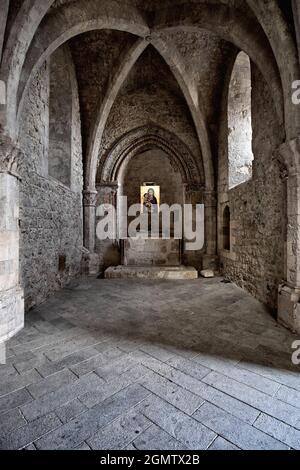 Architettura in pietra in Sicilia interno di cappella storica nel castello medievale di Mussomeli città (Caltanissetta) Foto Stock