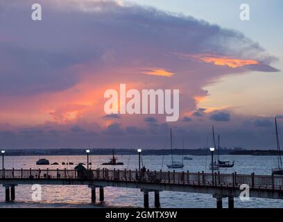 Changi, Singapore - 19 Marzo 2019 la panoramica passerella di Changi Point serpeggia intorno alla punta settentrionale di Singapore, di fronte al Porto di Serangoon e al sud Foto Stock