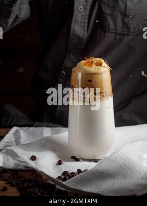 Caffè Dalgona. Caffè alla moda coreano montato. Spazio di copia, foto verticale. Foto per i social network. Foto Stock