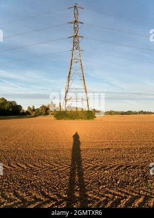 Oxfordshire, Inghilterra - 28 agosto; nessuna gente in vista. Amo i piloni elettrici; trovo le loro forme astratte e gaunt infinitamente affascinanti. E qui Foto Stock