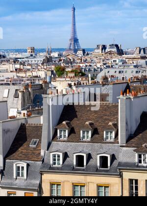 Parigi, Francia - 20 settembre 2018 il meraviglioso skyline di Parigi non delude mai. Qui vediamo un punto di vista elevato per il SW dal Beaubourg Foto Stock