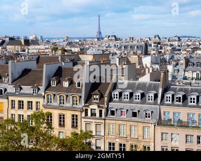 Parigi, Francia - 20 settembre 2018 il meraviglioso skyline di Parigi non delude mai. Qui vediamo un punto di vista elevato per il SW dal Beaubourg Foto Stock