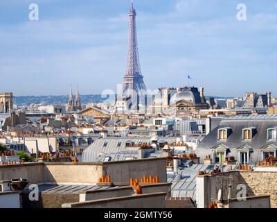 Parigi, Francia - 20 settembre 2018 il meraviglioso skyline di Parigi non delude mai. Qui vediamo un punto di vista elevato per il SW dal Beaubourg Foto Stock