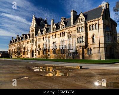 Fondata nel 1525 dal cardinale Wolsey, la Christ Church è una delle più ricche, grandi e grandi dei college dell'Università di Oxford. Qui vediamo il suo principale Foto Stock