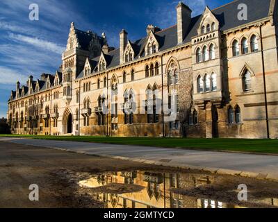 Fondata nel 1525 dal cardinale Wolsey, la Christ Church è una delle più ricche, grandi e grandi dei college dell'Università di Oxford. Qui vediamo il suo principale Foto Stock