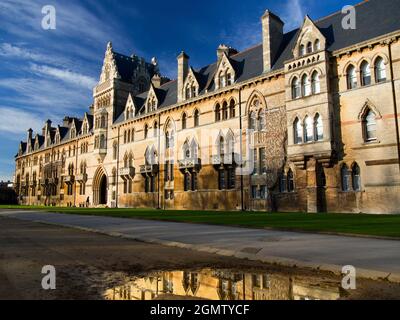 Fondata nel 1525 dal cardinale Wolsey, la Christ Church è una delle più ricche, grandi e grandi dei college dell'Università di Oxford. Qui vediamo il suo principale Foto Stock