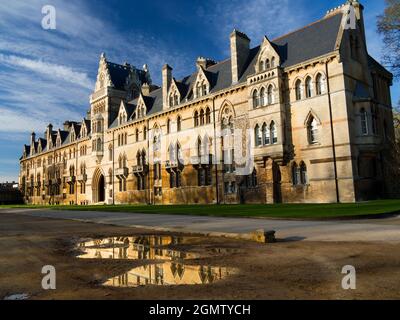 Fondata nel 1525 dal cardinale Wolsey, la Christ Church è una delle più ricche, grandi e grandi dei college dell'Università di Oxford. Qui vediamo il suo principale Foto Stock