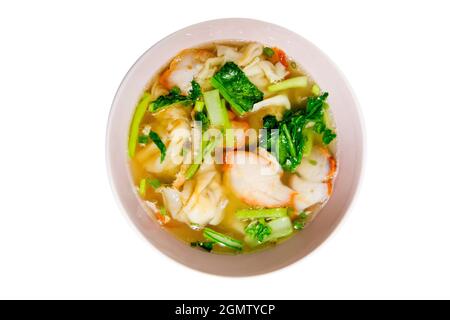 Wonton di gamberi in stile asiatico in una zuppa con maiale brasato, con focus selective. Foto Stock