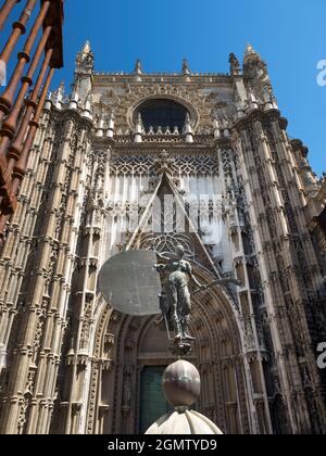 Siviglia, Spagna - 17 giugno 2015; nessuna gente in vista. La Cattedrale di Santa Maria del See a Siviglia, in Spagna, è la più grande cattedrale gotica e la Th Foto Stock