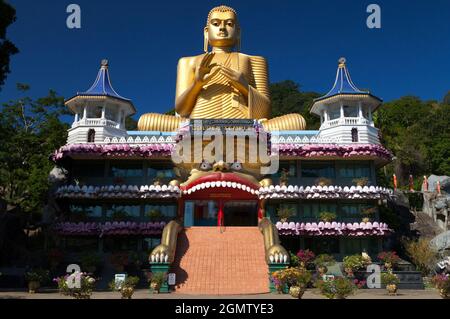 Dambulla, Sri Lanka - 11 Febbraio 2014 Dambulla grotta tempio, anche noto come il Tempio d'Oro di Dambulla è un sito patrimonio dell'umanità in Sri Lanka, situat Foto Stock