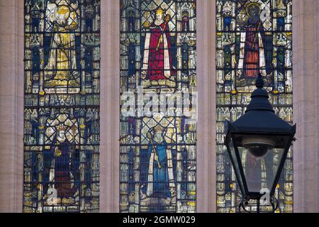 Oxford, Inghilterra - 18 luglio 2020; nessuna gente in vista. Una vista esterna insolita delle finestre di vetro colorate nella cappella di All Soul's College, Oxford. Imag Foto Stock