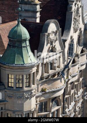 Oxford, Inghilterra - 25 Agosto 2017 veduta aerea delle facciate belle dell'edificio di Oxford High Street in Inghilterra, visto dalla cima della Torre di Carfax; questo Foto Stock