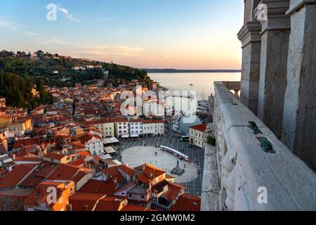 Bellissimo tramonto a Piran zvonik Campanile Campanile Campanile torre sopra la città di Piran Foto Stock
