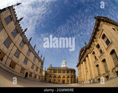 Oxford, Inghilterra - 25 Agosto 2017 tre famosi edifici classici nel cuore di Oxford - il Teatro Sheldonian, la Biblioteca Bodleiana e Clarendon Bui Foto Stock