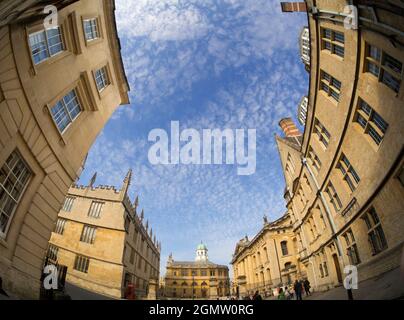 Oxford, Inghilterra - 25 Agosto 2017 tre famosi edifici classici nel cuore di Oxford - il Teatro Sheldonian, la Biblioteca Bodleiana e Clarendon Bui Foto Stock