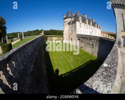 Saintes, Francia - 8 ottobre 2015; l'impressionante Chateau de la Roche Courbon, sviluppato da un precedente castello, si trova nella Charente-Maritime Depa Foto Stock