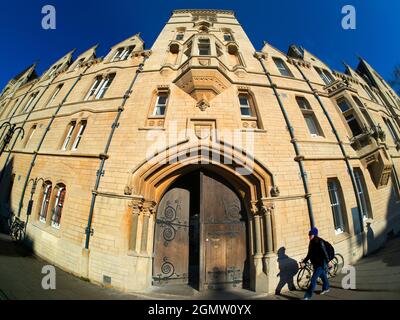 Oxford, Inghilterra - 29 gennaio 2020; una persona che cammina oltre. Questa e' la facciata del Balliol College, di fronte a Broad Street. Una delle colline più antiche di Oxford Foto Stock