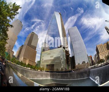 New York, USA - 3 novembre 2013 un luogo iconico in una città iconica. Vista fisheye del nuovo One World Trade Center e della Memorial Fountain a Ground Zero Foto Stock