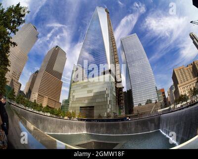 New York, USA - 3 novembre 2013 un luogo iconico in una città iconica. Vista fisheye del nuovo One World Trade Center e della Memorial Fountain a Ground Zero Foto Stock