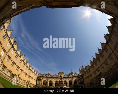 Oxford, Inghilterra - 5 maggio 2016; nessuna gente in vista. Fondato nel 1324, l'Oriel College ha la particolarità di essere la più antica fondazione reale di Oxford Foto Stock