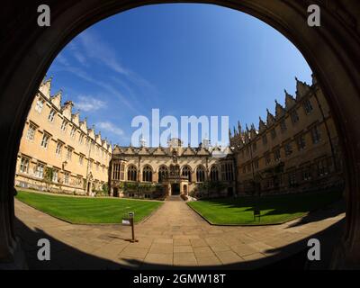 Oxford, Inghilterra - 5 maggio 2016; nessuna gente in vista. Fondato nel 1324, l'Oriel College ha la particolarità di essere la più antica fondazione reale di Oxford Foto Stock