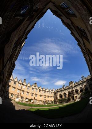 Oxford, Inghilterra - 5 maggio 2016; nessuna gente in vista. Fondato nel 1324, l'Oriel College ha la particolarità di essere la più antica fondazione reale di Oxford Foto Stock