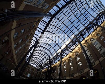 Hay's Galleria è un moderno complesso commerciale e uffici situato tra Tower e London Bridges, sulla South Bank del Tamigi a Londra. Foto Stock