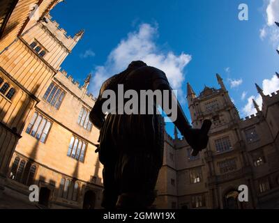 Oxford, Inghilterra - 26 Febbraio 2020 qui vediamo uno degli edifici più famosi nel cuore di Oxford, la famosa Biblioteca Bodleiana dell'uni Foto Stock