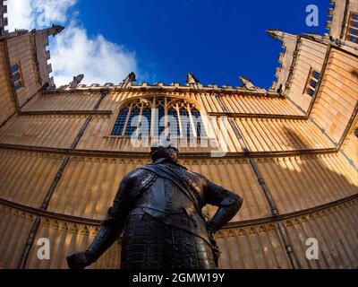 Oxford, Inghilterra - 26 Febbraio 2020 qui vediamo uno degli edifici più famosi nel cuore di Oxford, la famosa Biblioteca Bodleiana dell'uni Foto Stock