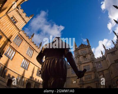 Oxford, Inghilterra - 26 Febbraio 2020 qui vediamo uno degli edifici più famosi nel cuore di Oxford, la famosa Biblioteca Bodleiana dell'uni Foto Stock