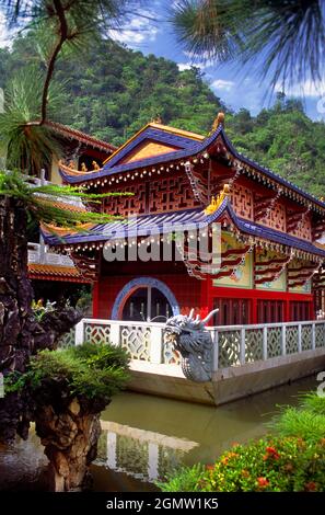 Ipoh, Malesia - 7 aprile 2011; nessuna gente in vista. Una struttura ornata simile a una barca al Tempio della Grotta di Sam Poh Tong a Ipoh, Penang Malesia, seriamente, thoug Foto Stock