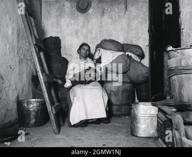 Jacob Riis photography - in the Home of an Italian Rag Picker Jersey Street, New York, USA Foto Stock