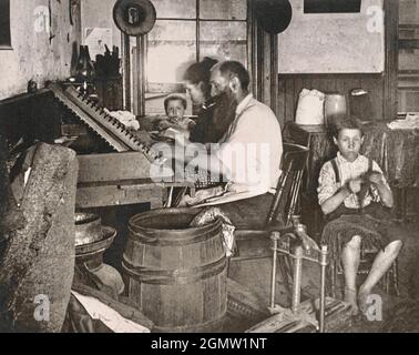 Jacob Riis Fotografia - sigari boemi al lavoro nella loro stanza affittata Foto Stock